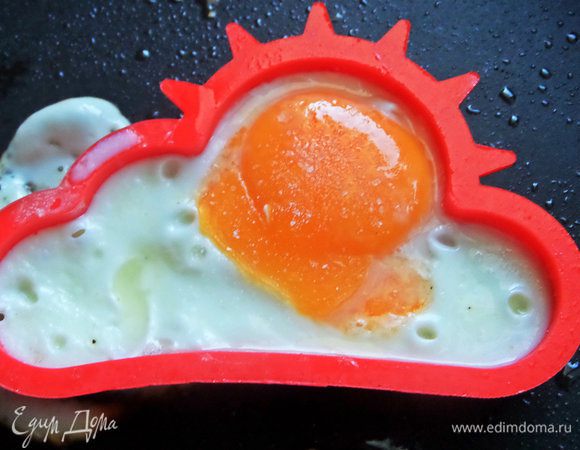 Посолить, зажарить до готовности. Я держу на маленьком огне под крышкой.