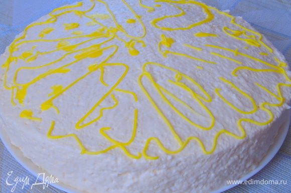 Достаем торт-суфле из формы, оно нежнейшее, но отлично держит форму. Особо я его не украшала, хотела как можно больше приблизить к торту из кинофильма, просто хаотично полила лимонной глазурью.