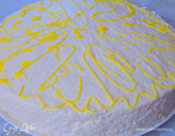 Достаем торт-суфле из формы, оно нежнейшее, но отлично держит форму. Особо я его не украшала, хотела как можно больше приблизить к торту из кинофильма, просто хаотично полила лимонной глазурью.