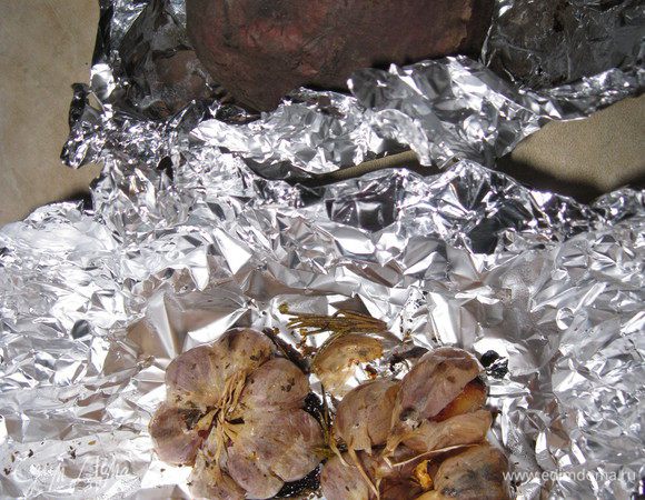 Первым делом нужно запечь в фольге с добавлением оливкового масла и соли головку чеснока и одну большую свеклу. Для чеснока времени нужно вдвое меньше (минут 30).