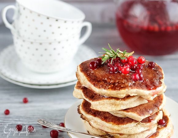 Белок взбить до крепкой пены, добавить в тесто и аккуратно спатулой перемешать до объединения, опять же долго не мешать. Выпекать на сухой сковороде без масла. Как только на поверхности появились первые пузыри, переворачивать. Подавать с медом, сиропами или чем душе угодно.