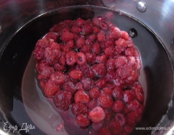 Малину, я брала замороженную, заливаем водой и доводим до кипения. Всыпаем сахар. Варим 3 минуты, периодически размешивая, чтобы растворился сахар. 