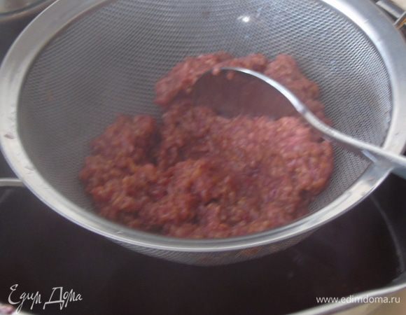 Горячим процеживаем через сито, и перетираем. 
