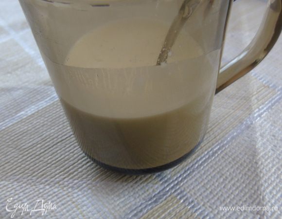 Крахмал разводим холодной водой (примерно 50 мл).