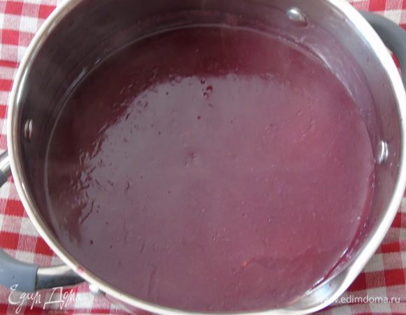 Малиновый компот ставим на огонь, как закипит вливаем крахмал все время помешивая, как загустел сразу выключаем (примерно 30 секунд). Подаем теплым или холодным.