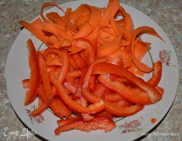 Морковь и перец болгарский нарезать тонкими ленточками. Это удобно сделать с помощью овощечистки.