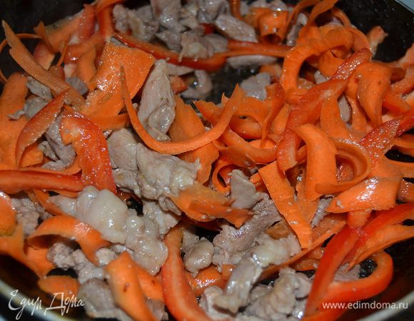 Добавить овощи к мясу и обжаривать вместе в течение 5 минут. 