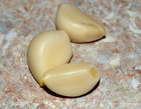 Чеснок очистить от шелухи и пленок.