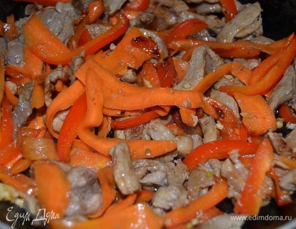 Выдавить чеснок через пресс к мясу с овощами.Обжаривать все в течение 2 — 3 минут. 