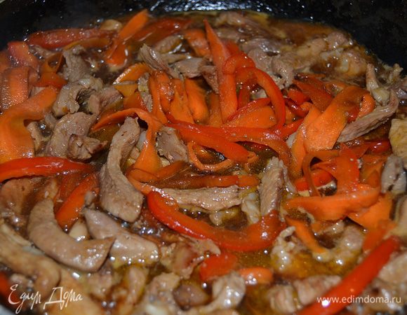 Соевый соус смешать с водой, влить смесь в сковородку, размешать. Тушить под крышкой в течение еще 5 минут. 