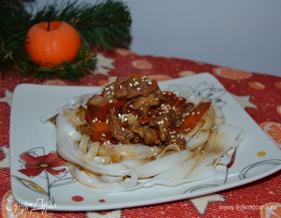 Лапшу выложить на тарелку в форме гнезда, в центр положить мясо с овощами, полить лапшу образовавшимся соусом. Посыпать семечками кунжута. Подавать сразу. 