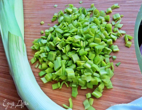 Подготовим вначале начинку. Лук порей измельчить до состояния нарезанного зеленого лука. В оригинале — зеленый лук.