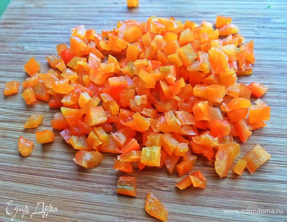 Сладкий перец небольшого размера нарезать мелкими кубиками.