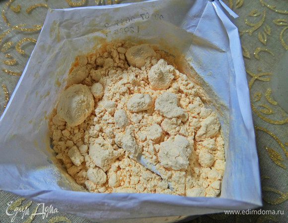 Для омлетной основы я решила использовать яичный порошок. Из него получаются плотные омлеты, что нам и надо, 1 ст. л. заменяет одно яйцо. Я брала 6 ст. л. с горкой порошка.