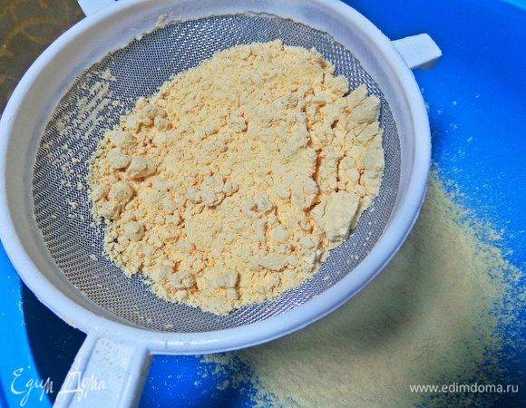 Порошок любит скатываться в комочки, поэтому лучше его просеять.