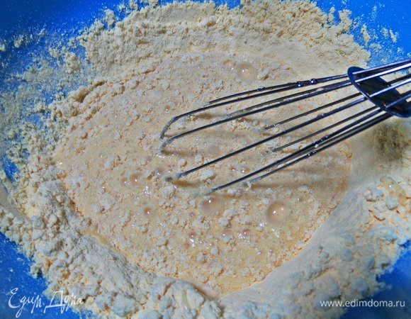 Подливать молоко (200 мл) и взбить венчиком. В ингредиентах я указала количество молока для сырых яиц.