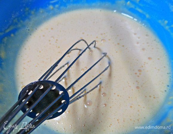 Посолить. Влить пару ложек оливкового масла. Так как нам не нужен пышный омлет, жидкости достаточно.