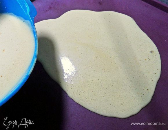 Вылить омлетную массу на силиконовый коврик. Если запекать прямо в противне, лучше застелить его промасленной бумагой для выпечки.