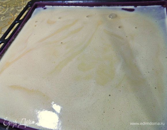 Коврик заранее положить на противень. Размеры моего коврика 30 на 34 см практически совпадают с размерами противня. У Юлии основа жарилась в сковороде партиями, где она отодвигала и сворачивала зажаренное в трубочку, доливая новое «тесто».