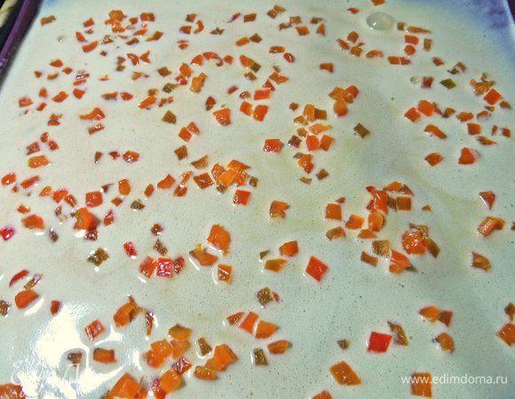 Насыпать кубики перца. Юлия кладет и взбивает начинку вместе с омлетом, но я решила так.