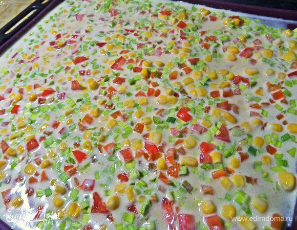 Твердый зимний помидор измельчить и насыпать тоже. От себя я добавила кукурузу.