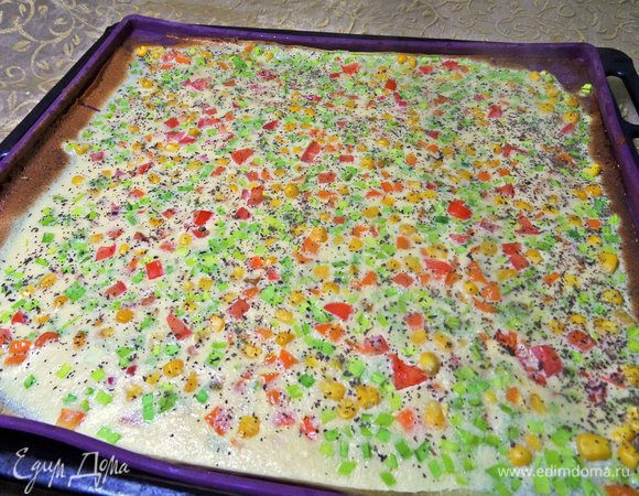 Запекать в разогретой до 180°С духовке буквально несколько минут. Я достала через 6 минут, когда пласт схватился, жарить здесь не обязательно, чтобы рулет не был сухой. Возможно, из свежих яиц запекаться будет дольше.