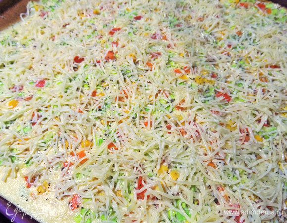 Сразу посыпать равномерно тертым сыром.