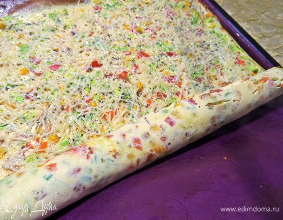 Поддеваем с края лопаткой и начинаем сразу же сворачивать в рулет, пока горячий.