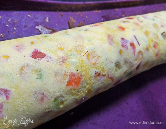 Рулет накрыть и оставить до остывания, чтобы сыр склеил все слои.