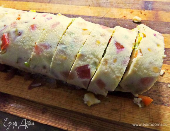 Нарезать тонким широким ножом на шайбочки. Получилось 16 порций, не считая обрезанных неровных краев.