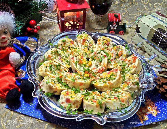 Если заранее нарезали перед гостями, накрыть пленкой и держать в холодильнике до подачи.