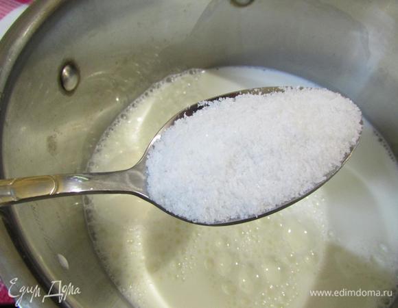 В кастрюлю налить молоко, добавить соль. Поставить на огонь, довести до кипения.