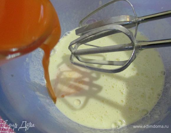Приготовить сок из моркови, примерно 130 мл (я взяла готовый морковный сок). Влить сок в сметанно-яичную смесь и хорошо размешать.