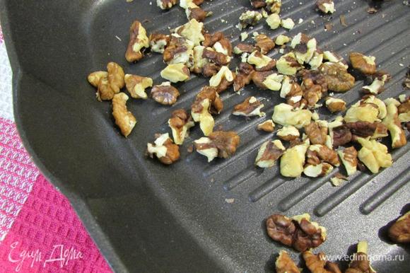 Грецкие орехи прокалить на сухой сковороде.