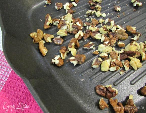 Грецкие орехи прокалить на сухой сковороде.