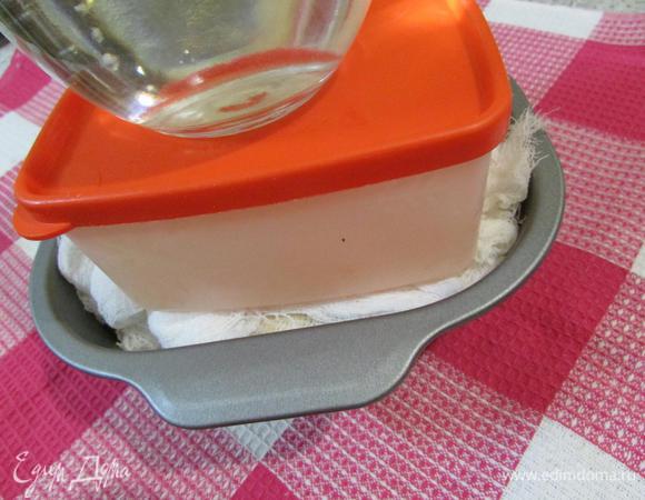  И прямо в марле поставить на ночь под груз и убрать в холодильник.