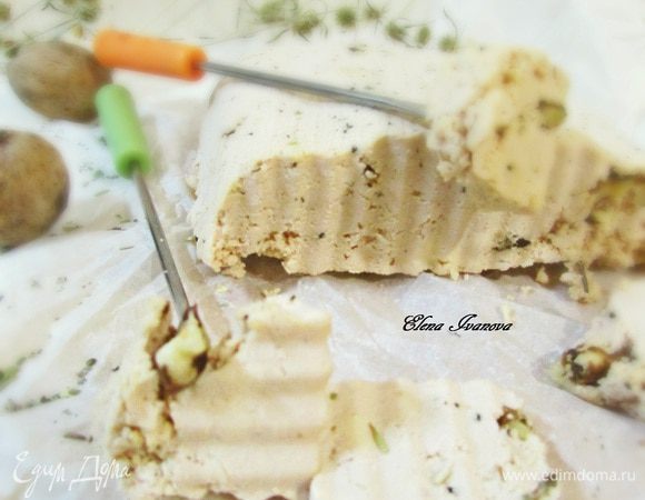 Утром сыр (выход — 370 грамм) освободить от марли. Нарезать кусочками и можно наслаждаться.