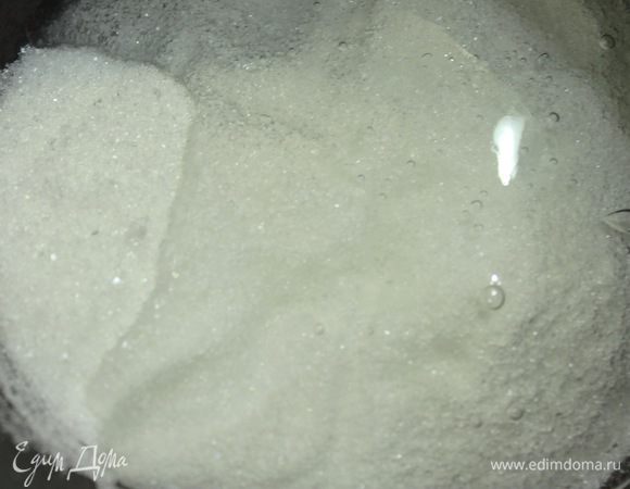 Для глазури в сотейнике соединить сироп глюкозы и сахар.