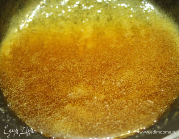 Сварить из смеси карамель, не перемешивать во время готовки. Можно только встряхивать сотейник, чтобы сахар растворялся равномерно. Варить карамель до 175°С.
Убрать с огня и влить поэтапно очень горячие сливки, перемешать лопаткой.