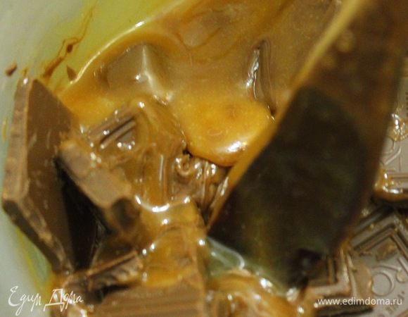 Горячую карамель вылить на молочный шоколад, перемешать.