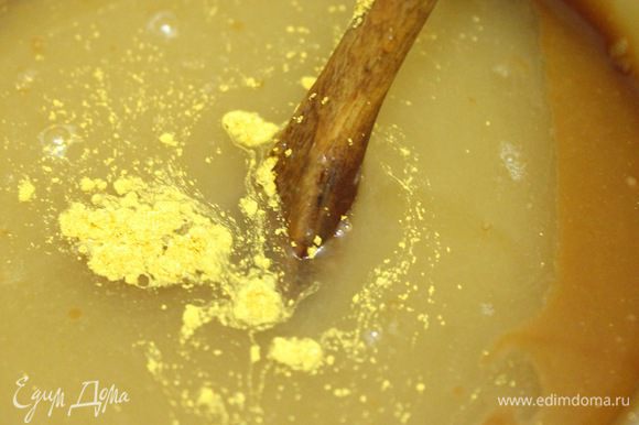 Ввести в глазурь распущенный желатин, пол чайной ложки золотого кандурина. Пробить все блендером. Глазурь остудить до 40°С и покрыть ею замороженный торт.