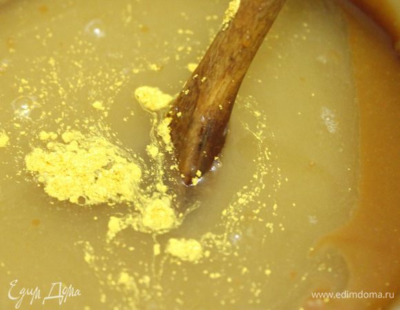 Ввести в глазурь распущенный желатин, пол чайной ложки золотого кандурина. Пробить все блендером.
Глазурь остудить до 40°С и покрыть ею замороженный торт.