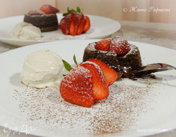 Выложить фондан из форм на тарелки, добавить шарик мороженого и украсить по желанию. Я посыпала какао-порошком и сахарной пудрой. Украсила свежей клубникой.
Приятного аппетита!
