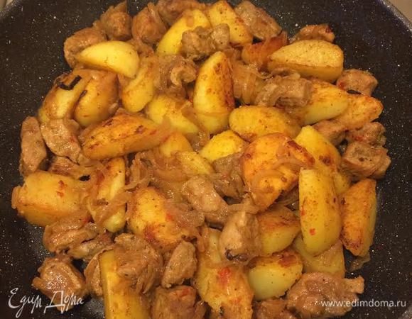 Затем добавить мясо с луком, перемешать, снять с огня и дать настояться минут 5 — 10.