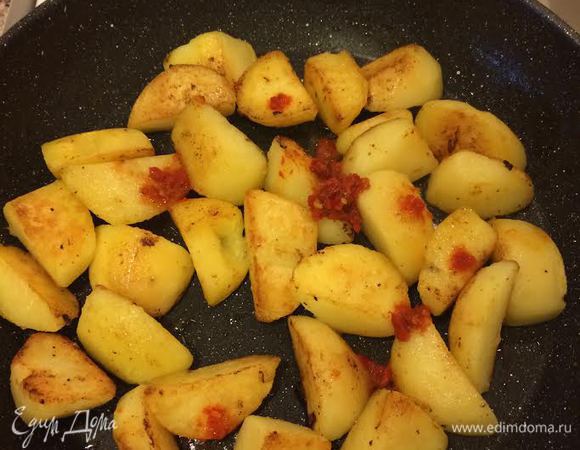 На той же сковороде обжарить картофель до готовности, добавить аджику и перемешать.