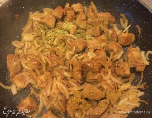 Затем добавить сванскую соль, хмели-сунели, кориандр, перемешать.