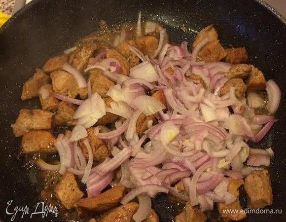 Когда мясо будет готово, добавить лук и тушить 3 — 4 минуты.