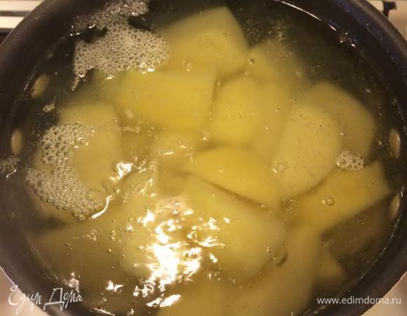 Варить в кипящей воде 5 минут.