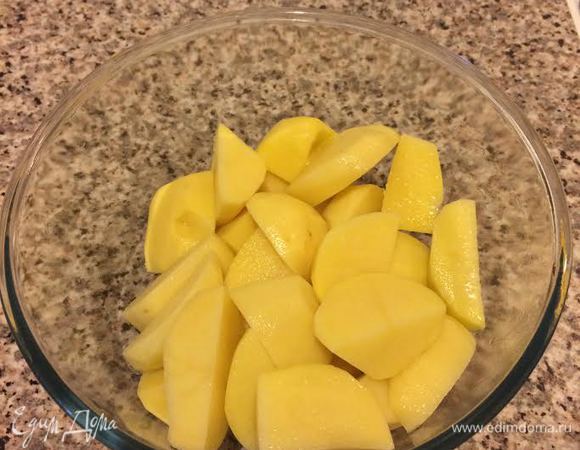 Пока мясо тушится, картофель крупно нарезать.