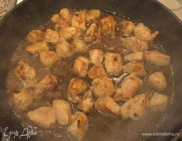 Затем добавить кипяток и тушить мясо до готовности.